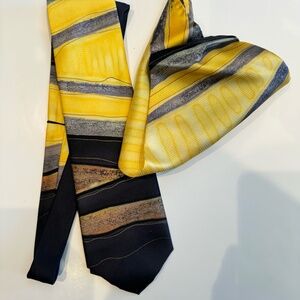 Silk tie with Matching handkerchief in floral pattern.